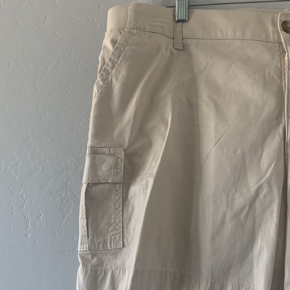 Lee® Women's Mid Rise Comfort Waist Cargo Short Size 20M - Picture 2 of 11